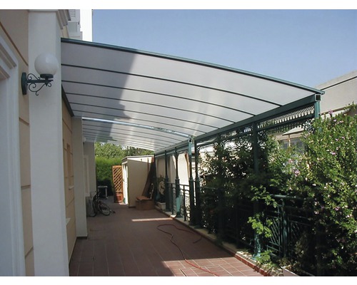 Copertină de terasă din material translucid cu elemente metalice