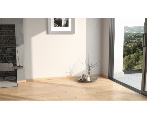 Cameră luminoasă cu podea din lemn, șemineu și vedere spre verdeață