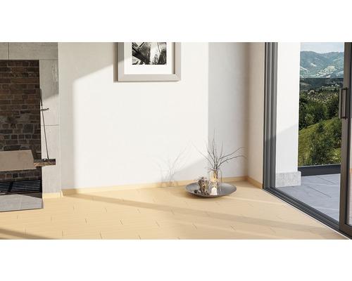 Cameră luminoasă cu podea cu gresie, șemineu și acces la exterior