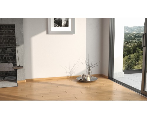 Interior cu podea din lemn, șemineu, fereastră și decor