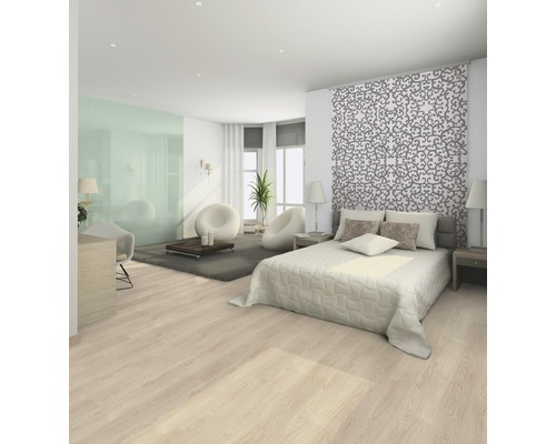 Dormitor luminos cu parchet laminat, pat, scaune și perete decorativ