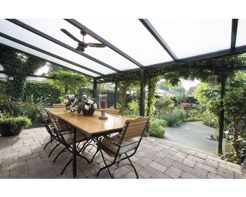 Terasa cu acoperiș, masă și mobilier de grădină