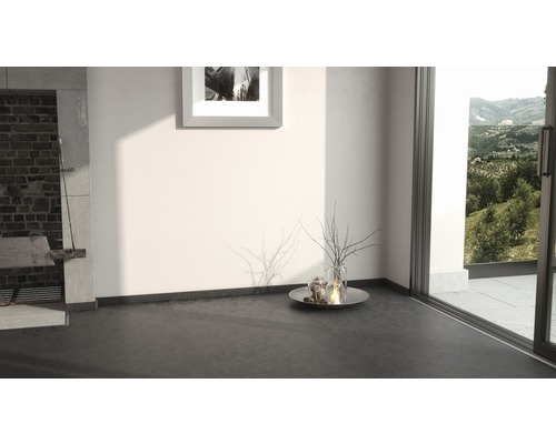 Cameră luminoasă cu elemente decorative, locuri de ședere și fereastră cu vedere la verdeață