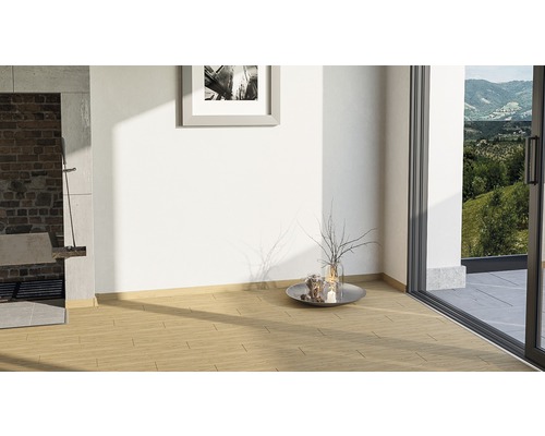 Cameră luminoasă cu podea din lemn, șemineu și ușă de terasă