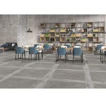 Restaurant spațios cu mese, scaune și podea cu gresie