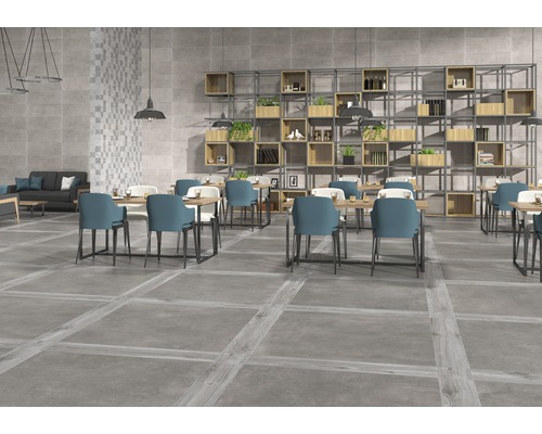 Restaurant spațios cu mese, scaune și podea cu gresie