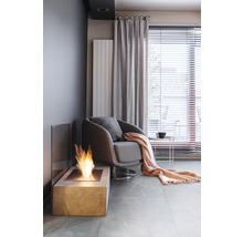 Cameră de zi cu șemineu pe bioetanol, fotoliu, perdele și jaluzele pentru o atmosferă confortabilă