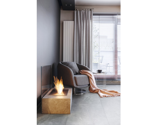 Cameră de zi cu șemineu pe bioetanol, fotoliu, perdele și jaluzele pentru o atmosferă confortabilă