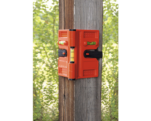 Un șablon de marcare portocaliu atașat la un stâlp de lemn