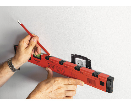 Un boloboc este folosit pentru a face un semn pe un perete cu o priză.