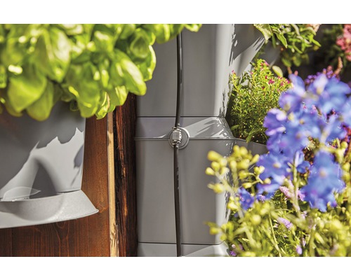 Grădină verticală cu plante în jardiniere și sistem de irigare