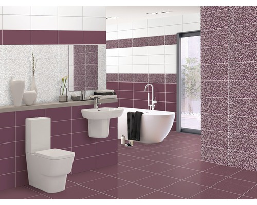 Baie modernă cu toaletă, lavoar, cadă și gresie în violet, alb și model