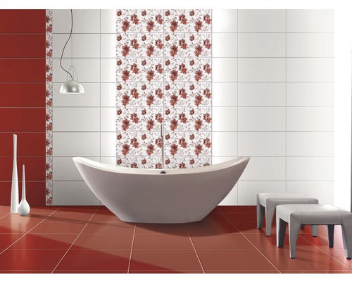 Baie cu cadă independentă, pardoseală cu gresie și faianță cu model floral