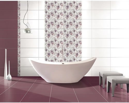 Baie luminoasă cu cadă, scaune și plăci ceramice în alb, roz și violet