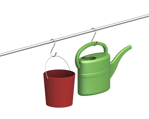 Găleată și stropitoare atârnate de o bară