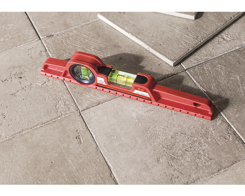 Nivelă cu bulă de aer pe plăci ceramice