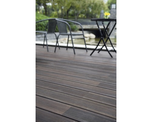 Terasa cu podea din lemn, masă de grădină și scaune afară