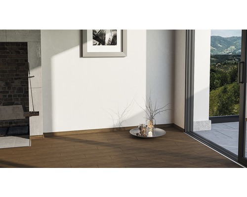 Interior cu gresie aspect lemn și șemineu