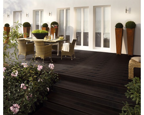 Terasa cu scânduri de terasă, masă și scaune