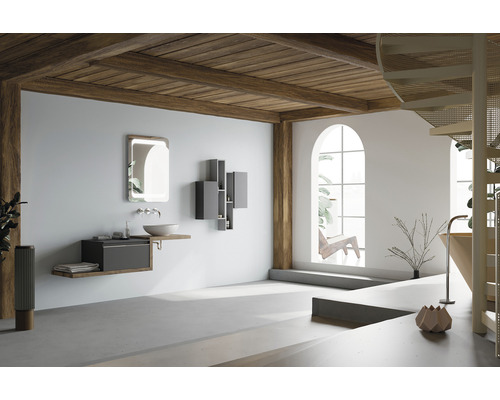 Baie luminoasă cu tavan din lemn, dulap de lavoar cu oglindă și dulap cu oglindă