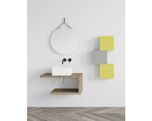 Baie modernă cu oglindă, lavoar și elemente colorate de perete