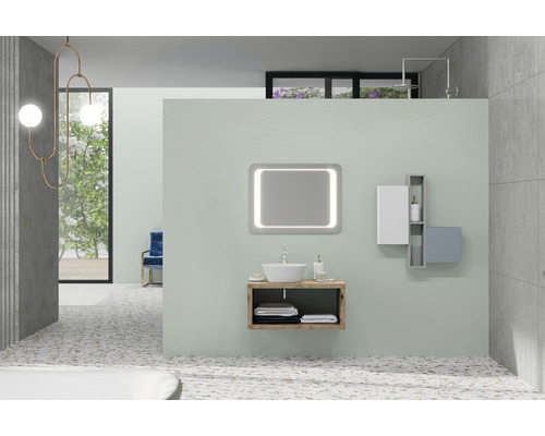 Baie luminoasă cu lavoar, oglindă iluminată și raft de perete