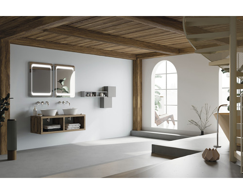 Baie luminoasă cu chiuvetă dublă, oglinzi cu iluminare și detalii din lemn pe tavan și ferestre