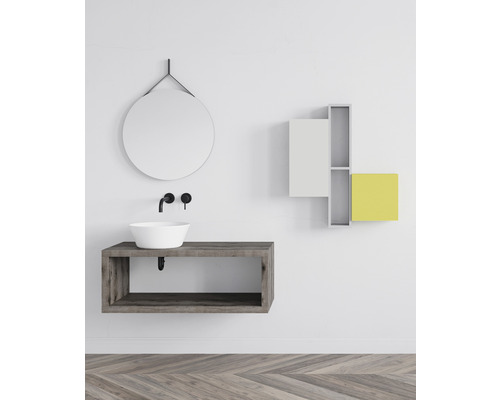 Baie cu lavoar, oglindă și dulap de perete