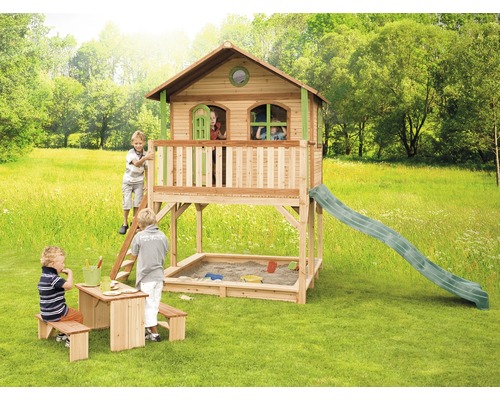 Loc de joacă cu căsuță, groapă de nisip, tobogan și masă de picnic în grădină
