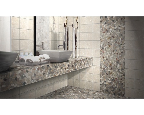 Baie cu lavoar, oglindă, prosoape și faianță cu aspect de piatră