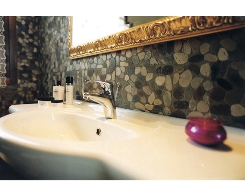 Chiuvetă de baie cu robinet și oglindă cu ramă aurită