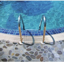Scară de piscină din metal cu trepte de piatră spre bazin