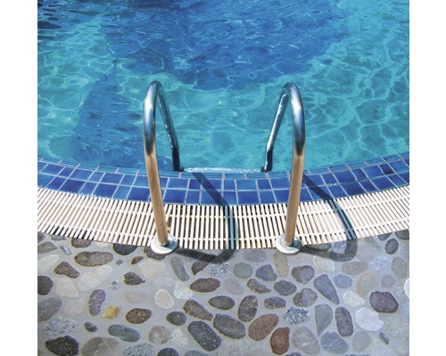 Scară de piscină din metal cu trepte de piatră spre bazin