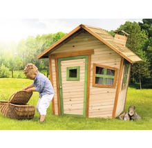 Copil cu coș de picnic în fața unei căsuțe de joacă din lemn în grădină.