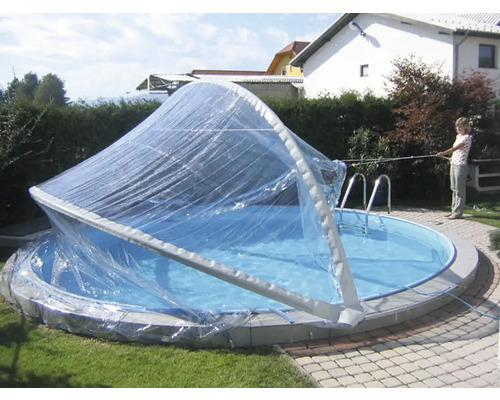 Piscină rotundă cu acoperiș transparent pentru piscină în grădină.