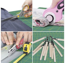 Colaj de diverse unelte de mână pe o placă de tăiat: foarfece, cutter rotativ, cuțit universal, instrument de măsură și unelte de sculptură.