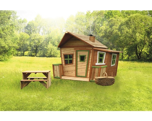 Căsuță de joacă din lemn cu masă de picnic și coș de picnic pe un gazon