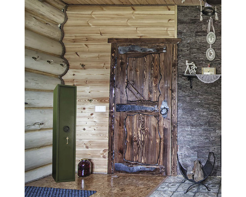 Cameră cu design rustic, cu pereți din lemn, ușă, dulap pentru arme și coș pentru lemne de foc