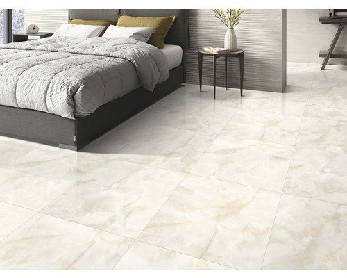 Cameră luminoasă cu pat și plăci de pardoseală cu aspect de marmură