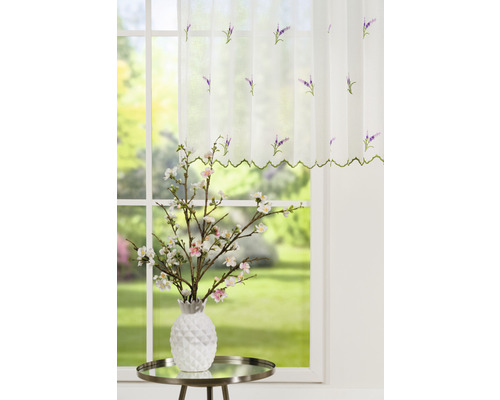 Decor de fereastră cu broderie de lavandă și decor pe o masă