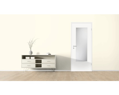 Cameră luminoasă cu comodă și ușă interioară cu inserție de sticlă