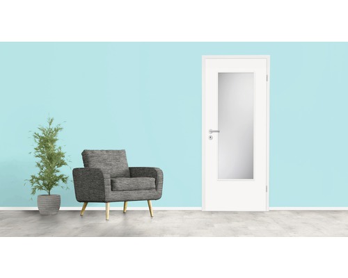 Cameră luminoasă cu ușă, fotoliu și plantă la ghiveci