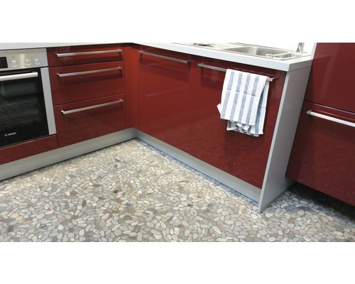 Bucătărie cu cuptor încorporat, chiuvetă, prosop și podea cu pietre de râu