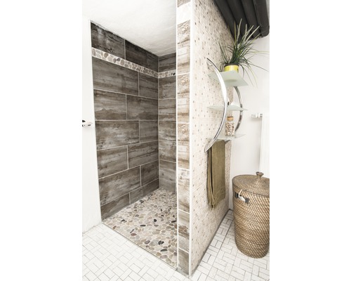 Baie cu duș, faianță și elemente decorative pentru o atmosferă luminoasă și prietenoasă.