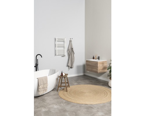 Baie luminoasă cu cadă freestanding, dulap de bază pentru lavoar, radiator pentru prosoape și covor rotund