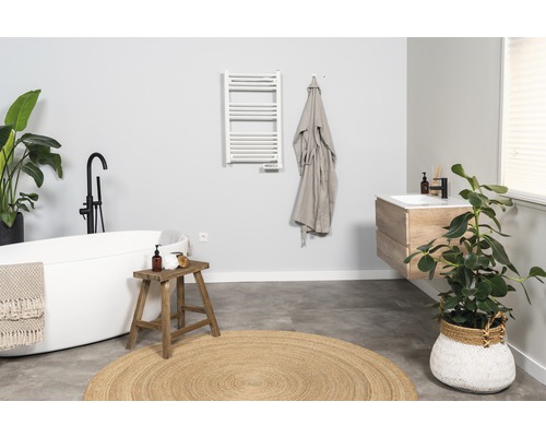 Baie cu cadă independentă, lavoar și radiator pentru prosoape