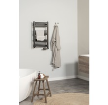 Baie cu radiator de prosoape, prosop, halat de baie, taburet și cadă
