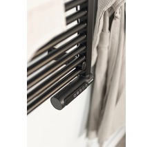 Prim-plan cu un radiator de prosoape cu control electronic și prosop