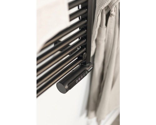 Prim-plan cu un radiator de prosoape cu control electronic și prosop