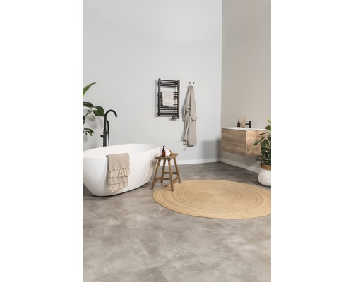 Baie luminoasă cu cadă independentă, taburet din lemn și calorifer